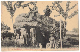 POITIERS : LE DOLMEN DE LA PIERRE LEVEE - Dolmen & Menhirs