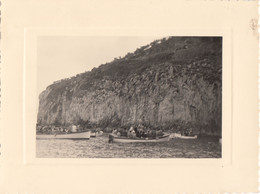 Photographie - Italie - Ile De Capri - Bâteaux Vedettes Devant La Grotte - Fotografie