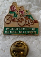 Pin's - Médical - MONOPOUSSEUR - LES ROUES DE LA LIBERTE - - Cyclisme