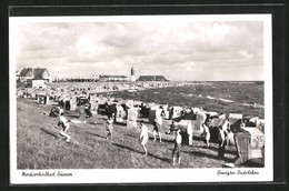 AK Büsum, Bewegtes Badeleben, Strandpartie Mit Leuchtturm Und Besuchern - Büsum