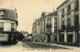 Vittel * La Rue De La Gare * Hôtel JEANNE D'ARC * Confiserie * Chaussures Chapellerie Parfumerie - Contrexeville