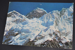 Mount Everest Flanked By Nuptse - Népal