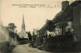 Forges Les Eaux * Rue * Le Fossé * Vue Sur L'église Du Village - Forges Les Eaux