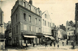 Le Tréport * La Place Notre Dame * Rotisserie Parisienne * Café De La Paix * Commerces Magasins - Le Treport