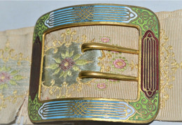 CEINTURE SOIE BRODEE Avec BOUCLE De CEINTURE XIXe LAITON Doré Et émaillé COLLECTION VETEMENTS ANCIENS VITRINE - Altri & Non Classificati