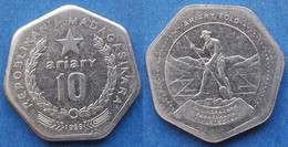 MADAGASCAR - 10 Ariary 1999 "man Cutting Peat" KM# 27 Republic - Edelweiss Coins - Madagascar