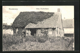 AK Norderney, Frau Posiert Vor Altem Fischerhaus - Norderney