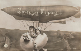 CPA-PHOTO Carte-photo Montage Surréalisme Aérostation Dirigeable Zeppelin Enfants Oeuf Fantaisie  2 Scans - Easter