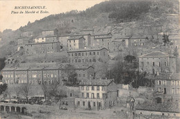 CPA 30 ROCHESSADOULE PLACE DU MARCHE ET ECOLES - Sonstige & Ohne Zuordnung