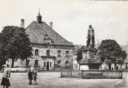 57 - PHALSBOURG - Monument Lobau (au Fond L'Hôtel De Ville)  (CPSM 10,5X15) - Phalsbourg