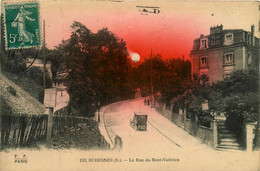 Suresnes * La Rue Du Mont Valérien * Coucher De Soleil * Hôtel De La Gare * Automobile Voiture Ancienne * Avion Biplan - Suresnes