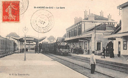 38 - Saint-André-le-Gaz - Le Train En Gare Avec Un Belle Animation - Saint-André-le-Gaz