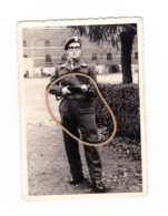 ARMEE BELGE -Militaire Avec Une Mitraillette STEN - TOURNAI  - Soldat, Militaire,... -   Photo +/- 7 X 10 Cm  ( B286) - Guerre, Militaire