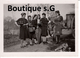 Photo Personne Femme Groupe Jardin Exterieur Bouteille Charette 9x6.5cm - Anonymous Persons