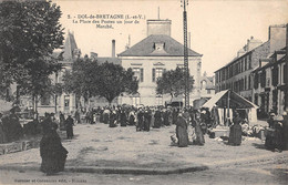 CPA 35 DOL DE BRETAGNE LA PLACE DES POSTES UN JOUR DE MARCHE - Dol De Bretagne