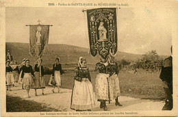 Plomodiern * Ste Marie Du Ménez Hom * Le Pardon * Femmes Du Pays Portant Les Lourdes Bannières * Coiffe Et Costume - Plomodiern