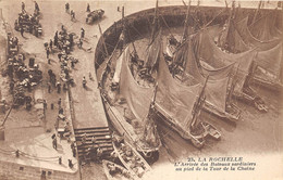 17-LA-ROCHELLE- L'ARRIVEE DES BATEAUX SARDINIERS AU PIED DE LA TOUR DE LA CHAINE - La Rochelle