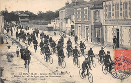 17-LA-ROCHELLE-GRANDE RUE DE TASDON, DEPART DU 123e DE LIGNE POUR LES MANOEUVRES LES CYCLISTES TAS - La Rochelle