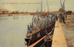 17-LA-ROCHELLE-TORPILLEUR DANS LE BASSIN NEUF - La Rochelle