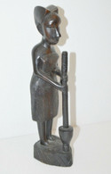 STATUETTE BOIS Foncé Sculpté FEMME AFRICAINE Pilant Le MIL OBJET ETHNIQUE ANCIEN COLLECTION DECO VITRINE - Wood