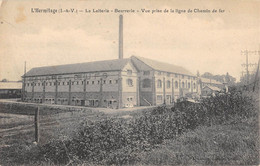 CPA 35 L'HERMITAGE LA LAITERIE BEURRERIE VUE PRISE DE LA LIGNE DU CHEMIN DE FER - Autres & Non Classés