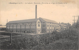 CPA 35 L'HERMITAGE LA LAITERIE BEURRERIE VUE PRISE DE LA LIGNE DU CHEMIN DE FER - Autres & Non Classés