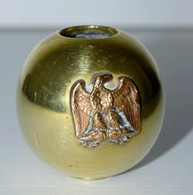 JOLI ANCIEN PETIT ENCRIER BOULE LAITON Avec Un AIGLE NAPOLEONIEN Ailes Déployées Collection Déco Vitrine - Inkwells