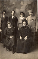 CPA 3153 - MILITARIA - Carte Photo Militaire - Soldat Avec Des Médailles Militaires & Famille - Photo QUINET à MONTLUCON - Personnages