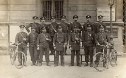 CPA 3154 - MILITARIA - Carte Photo Militaire - PARIS - Un Groupe De Policiers N° XI ??? Sur Les Cols Avec Deux Vélos - Personajes