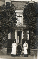 CP Photo-  Personnel De Maison Devant Une Maison Bourgeoise - Chien De Garde - Enfant Avec Son Chien - - Photos