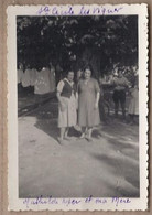 PHOTO 84 - SAINTE-CECILE LES VIGNES - TB Photo De 2 Femmes Boulevard Route Centre Village - Juillet 1952 - Andere Gemeenten