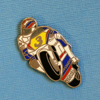 1 PIN'S //  ** SUPERBIKE / HONDA NSR GP N°3 / 1990 / PILOTE MICHAEL DOOHAN / AUSTRALIEN ** . (LOCOMOBILE(94) JCB) - Motos