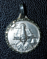 Pendentif Médaille Costume Régional "Coiffe Papillon D"Avranches" Manche - Normandie - Pendants