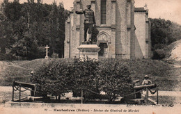 Hauterives (Drome) Statue Du Général De Miribel, Devant L'Eglise - Edition Courtois - Carte N° 21 Non Circulée - Hauterives