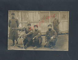 MILITARIA CARTE PHOTO MILITAIRE GROUPE DE SOLDATS AVEC UNE MITRAILLEUSE ECRITE DE SENS EN 1915 : - War 1914-18