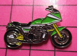317 Pin's Pins / Beau Et Rare / THEME : MOTOS / MOTO ROUTIERE VERT BLANC JAUNE A IDENTIFIER - Motos