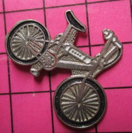 317 Pin's Pins / Beau Et Rare / THEME : SPORTS / CYCLISME VELO BMX FAISANT DE LA ROUE AVANT Et Si La Roue Pète ... ? - Cyclisme