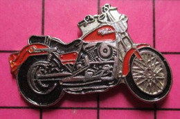 317 Pin's Pins / Beau Et Rare / THEME : MOTOS / HARLEY-DAVIDSON ROUGE ET NOIR C'est écrit Dessus !! - Motos