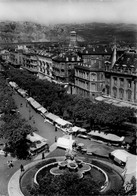 Valence * La Fontaine Monumentale Et Vue Sur La Ville * Marché Foire - Valence