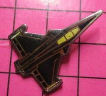 712c Pin's Pins / Beau Et Rare / THEME : AVIATION / AVION DE CHASSE NOIR MIRAGE 4000 ? - Avions