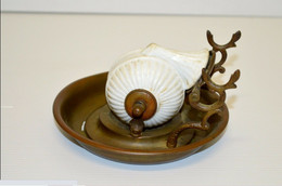 BEL ENCRIER A BASCULE SIPHOIDE ESCARGOT XIXe Porcelaine Blanche Coupelle Laiton Collection Vitrine - Tinteros