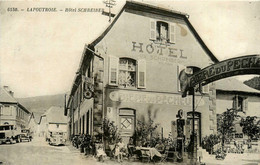 Lapoutroie * Rue Et Vue Sur Hôtel SCHREIBER * Automobile Voiture Ancienne - Lapoutroie