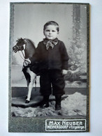 CDV ENFANT - Garçonnet Debout Son Cheval De Bois Tenu En Laisse - Photo Neuber à MEINERSDORF - TBE - Ancianas (antes De 1900)