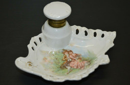 ENCRIER PORCELAINE ART NOUVEAU BLANC A Décor D'enfants PETITS MARQUIS MARQUISE - Inkwells