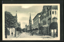 AK Straubing, Hindenburgstrasse Mit Geschäft Und Kirche - Straubing