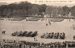 Metz * Une Revue Militaire , Place De La République * Militaria - Metz