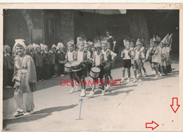 30 // BEAUCAIRE / PHOTOGRAPHIE  DEFILE D UNE FANFARE D ENFANTS DEGUISES / TAMBOUR / MUSIQUE - Photos