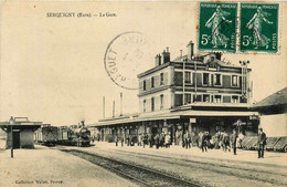 Serquigny * La Gare * Arrivée Du Train * Locomotive * Ligne Chemin De Fer De L'eure - Serquigny