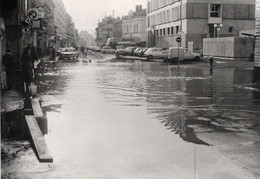 Mâcon Crue De La Saône 1981. Rue De Lyon. Commissariat Police, Garage Tabakian. Historique Des Crues 1805,12, 24, 30, 36 - Inondations