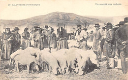 Divers Auvergne Pittoresque       63       Un Marché Aux Cochons       N° 30 (voir Scan) - Auvergne Types D'Auvergne